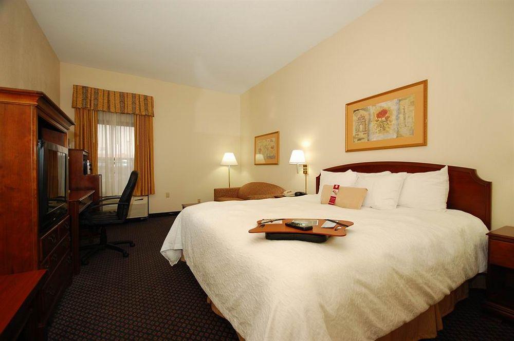 Hampton Inn Petersburg-Fort Gregg Adams Екстер'єр фото
